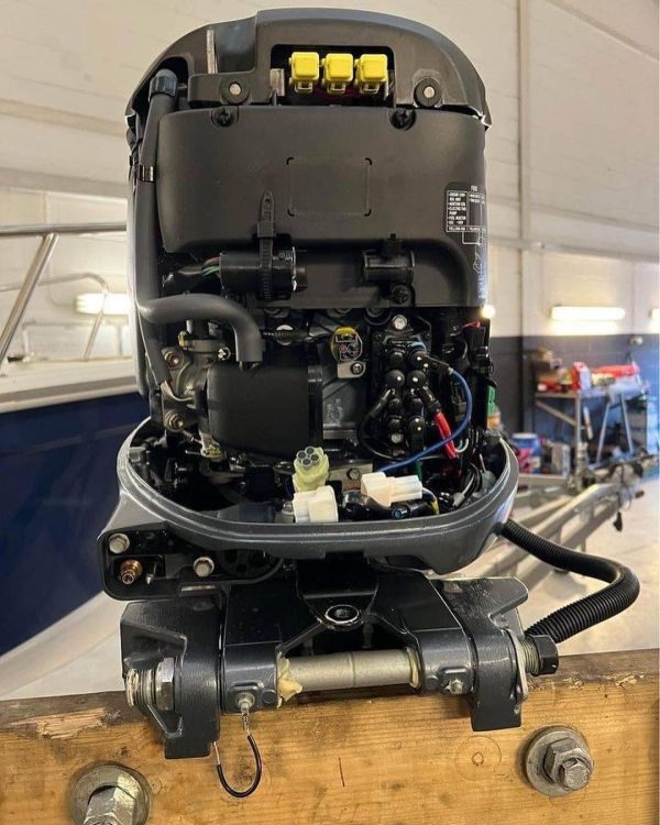 2016 Yamaha 60 hp 4-stroke outboard motor - Image 2