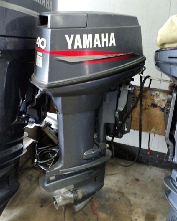 1999 Yamaha 40 hp 2-stroke 20"  Shaft Outboard Motor - Image 2