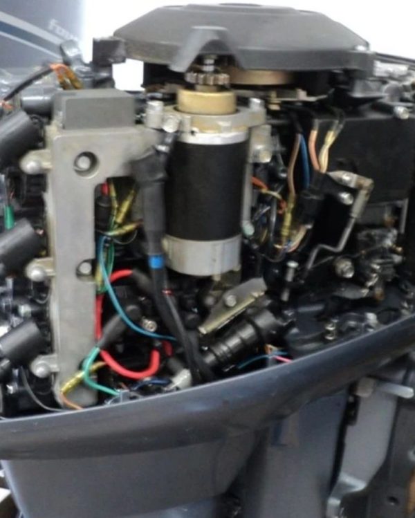1999 Yamaha 40 hp 2-stroke 20"  Shaft Outboard Motor - Image 3