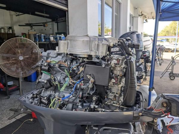 Yamaha 40 hp 2-stroke Tiller Steer Outboard Motor - Image 3