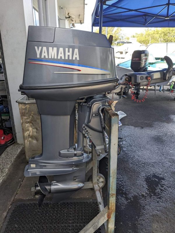 Yamaha 40 hp 2-stroke Tiller Steer Outboard Motor - Image 2