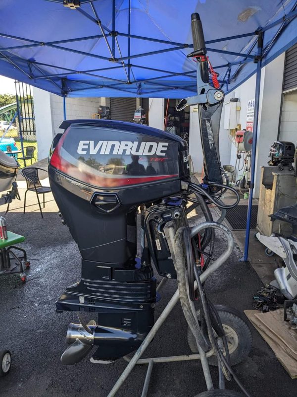 2013 Evinrude 40 hp 4-stroke Tiller Steer Outboard Motor - Image 3