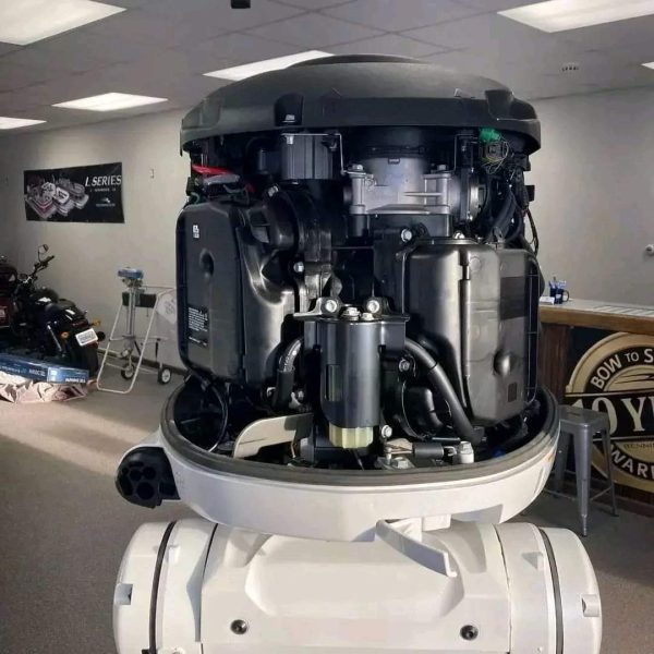 2018 Yamaha 300 HP EFI 4-Stroke Outboard Motor - Image 2